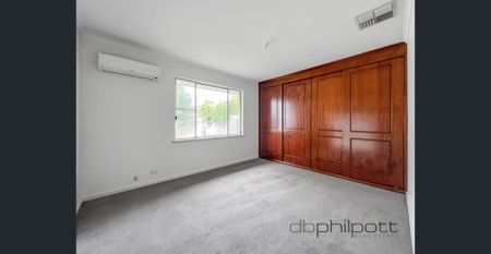 FIVE BEDROOM FAMILY HOME! - Photo 4