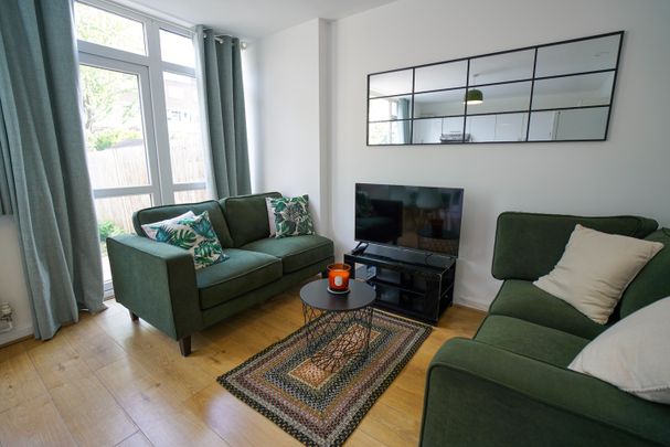 5 Bed Flat, Deeley Road, SW8 - Photo 1