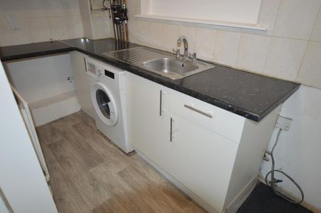 3 bedroom flat to rent - Photo 4