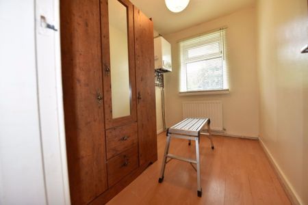 1 bedroom Flat in Abbeydale Grove, Leeds - Photo 4