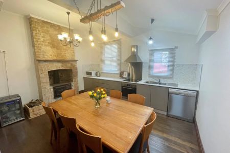 Charming Three-Bedroom Cottage in Prime Katoomba Location - Photo 4