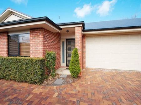 Conveniently Located 3-Bedroom Home – Walk to Westridge Shopping Centre - Photo 5
