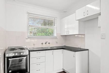 Tastefully Renovated Villa in Prime Location - Photo 5