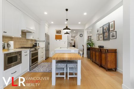 Townhouse in Vancouver West Side, BC - Photo 2