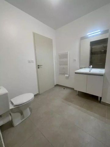 location Appartement T2 DE 42.4m² À ARLES - Photo 5