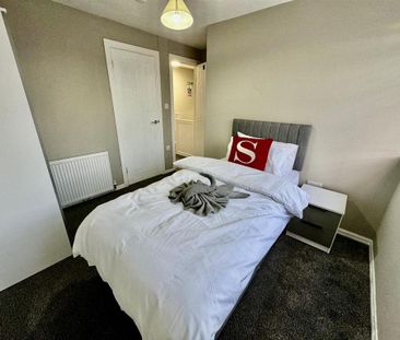 4 bedroom semi-detached house to rent - Photo 2