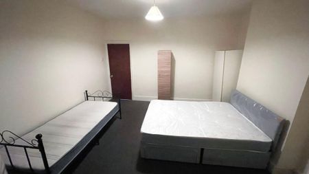 3 bedroom flat to rent - Photo 2