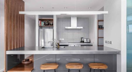 Waterfront 3 bedroom top floor furnished apartment - Photo 3