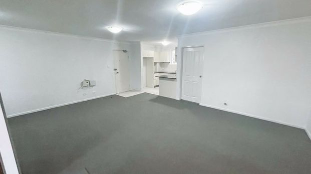 WELL PRESENTED GROUND FLOOR 2 BEDROOM UNIT! - Photo 1