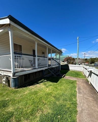 Gorgeous Cottage, Comfortable Living & Convenient Location! - Photo 2