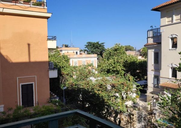 Parioli-Piazza delle Muse: Restored 3 bedroom, 3 Bath, spacious living, kitchen, balcony, near park, master bed & 2 single bedrooms. Ref 1045