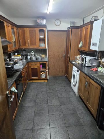 Room in a Shared House, Aintree Avenue, E6 - Photo 5