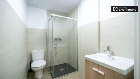 Room in a shared 6-bedroom apartment for rent in Torrent - Photo 2