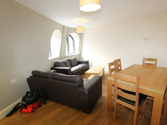Flat to rent on - Photo 1