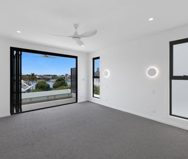 Luxurious Three-Storey Brand-New Villa in Exclusive Budds Beach - Photo 4