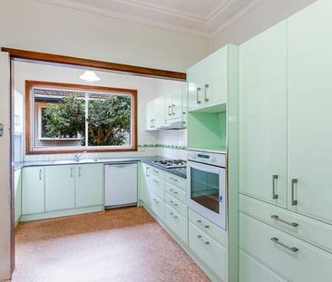 Spacious 4 Bedroom House with Expansive Garden - Photo 5