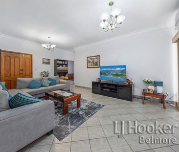 Two Bedroom Villa with Lock Up Garage in Prime Location! - Photo 1