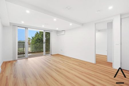 Centrally Located, Expansive and Sun-Filled One Bedroom Apartment with Leafy Views in Prime Location - Photo 2
