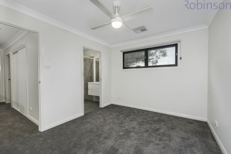 Air-conditioned three bedroom, two bathroom townhouse with luxurious inclusions and finishes. - Photo 2