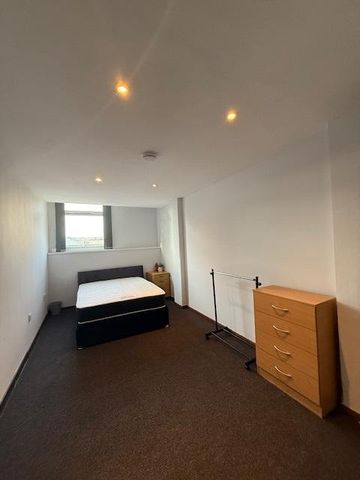 1 bedroom in a flat share to rent - Photo 3