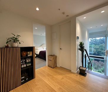 Immaculate loft style apartment with water views - Photo 5