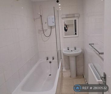3 bedroom flat to rent - Photo 6