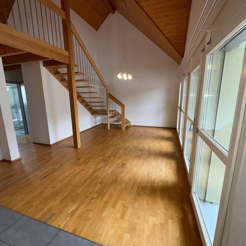 Modern 4.5-Zimmer-Maisonette-Wohnung in idyllischer Lage - Photo 1