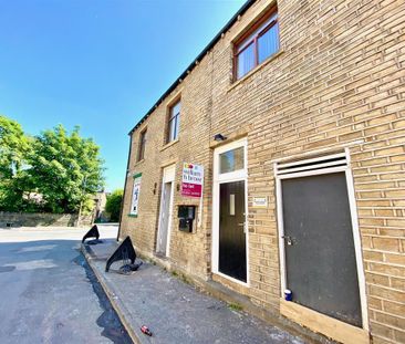 Bayhall Common Road, Huddersfield - Photo 2