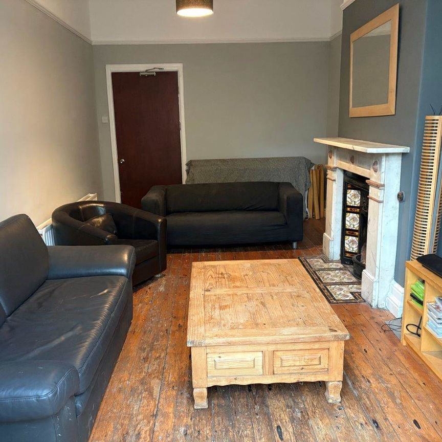 Harehills Avenue (Room 8), Chapeltown, Leeds - Photo 1