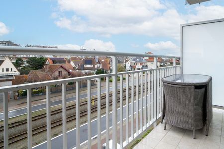 Lichtrijk hoekappartement met ruim terras vlakbij de zee! - Photo 2