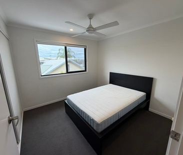 Spacious 3-Bedroom Partially Furnished Townhouse with Double Garage... - Photo 5