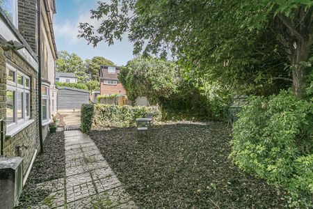 Harvest Road, Englefield Green, Egham, Surrey, TW20 0QS - Photo 2