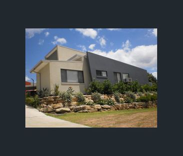 Split level 3 bedroom townhouse - Photo 1