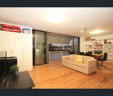 Spacious 2-Bedroom Apartment with River Views - Photo 4