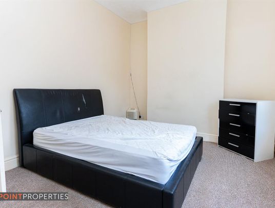 2 bedroomflatto rent - Photo 1