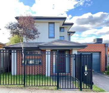 BRIGHT AND SPACIOUS TOWNHOUSE - Photo 4