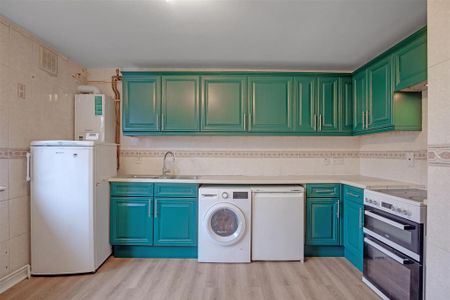 3 bedroom flat to rent - Photo 4