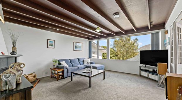 Spacious Family Home in a Prime Location - Photo 1