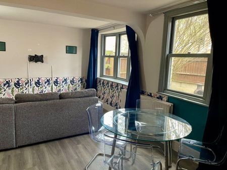 2 bedroom semi-detached house to rent - Photo 3