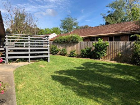 IMPRESSIVE FAMILY HOME - SINGLE LEVEL SPACE AND COMFORT - Photo 3