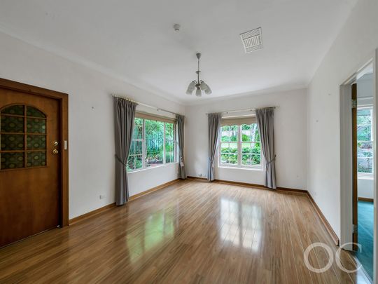 Open the door to stylish family living - Photo 1