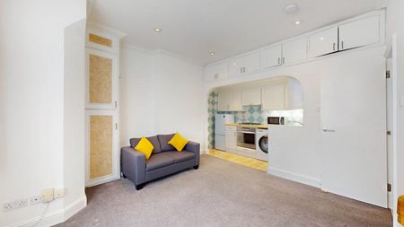 Spacious one bedroom set in period conversion mins to Heath and Tube! - Photo 3