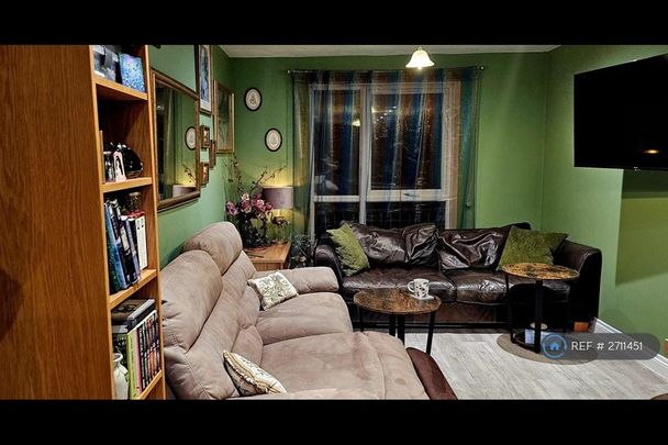 1 bedroom in a flat share to rent - Photo 1