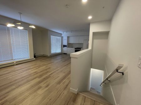 2 Level 2 Bed Gorgeous Condo For Rent In Univesrity District/Two Undgr. Parking - Photo 3