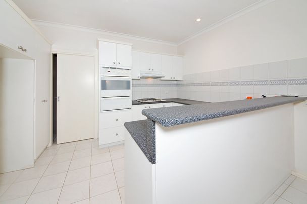 Delightful Well Maintained Two-Bedroom Villa Unit in The Heart of Murrumbeena! - Photo 1