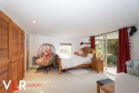 House in West Vancouver, BC - Photo 3