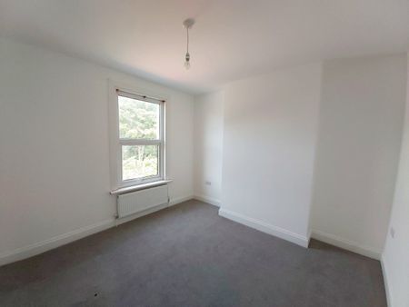 5 Bed Terraced House, Carlyle Road, E12 - Photo 2