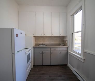 **COZY & CENTRAL** MAIN UNIT IN WESTERN HILL AVAILABLE! - Photo 1