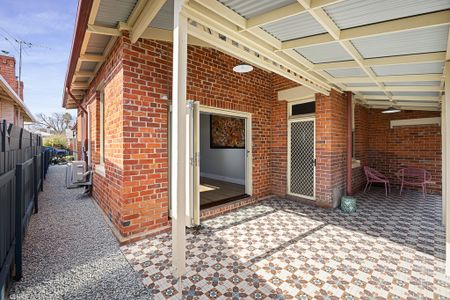 Character, Convenience & Charm – Just Steps From Albury Cbd - Photo 2