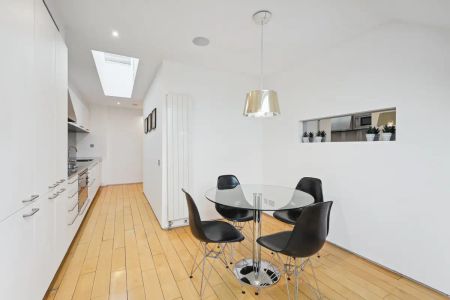 3 bedroom flat in 17 Hall Road - Photo 5